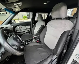 Interieur van Kia Soul te huur in Georgië. Een geweldige auto met 5 zitplaatsen en een Automatisch transmissie.
