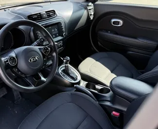 Interieur van Kia Soul te huur in Georgië. Een geweldige auto met 5 zitplaatsen en een Automatisch transmissie.
