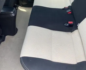 Benzine motor van 1,5L van Toyota Yaris 2022 te huur in Dubai.