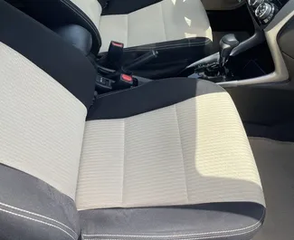 Verhuur Toyota Yaris. Economy, Comfort Auto te huur in de VAE ✓ Borg van Zonder Borg ✓ Verzekeringsmogelijkheden TPL, SCDW, FDW, Passagiers, Diefstal, Geen storting.
