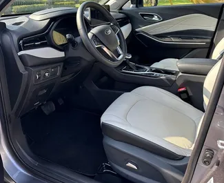 Benzine motor van 1,5L van JAC JS4 2024 te huur in Dubai.