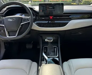 Interieur van JAC JS4 te huur in de VAE. Een geweldige auto met 5 zitplaatsen en een Automatisch transmissie.