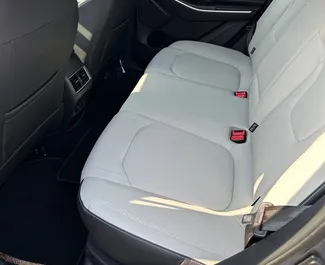 JAC JS4 2024 beschikbaar voor verhuur in Dubai, met een kilometerlimiet van 250 km/dag.