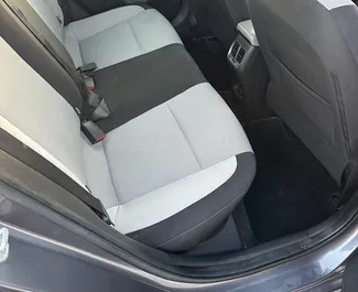 Hyundai Accent 2022 beschikbaar voor verhuur in Dubai, met een kilometerlimiet van 250 km/dag.