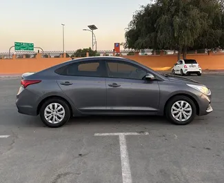 Autohuur Hyundai Accent 2022 in in de VAE, met Benzine brandstof en 140 pk ➤ Vanaf 130 AED per dag.