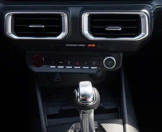 Interieur van Ford Mustang Cabrio te huur in de VAE. Een geweldige auto met 4 zitplaatsen en een Automatisch transmissie.