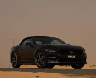 Vooraanzicht van een huurauto Ford Mustang Cabrio in Dubai, Verenigde Arabische Emiraten ✓ Auto #12350. ✓ Transmissie Automatisch TM ✓ 0 beoordelingen.