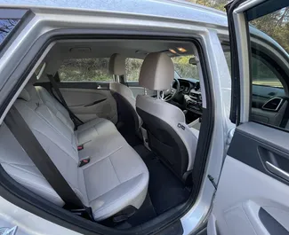 Interieur van Hyundai Tucson te huur in Georgië. Een geweldige auto met 5 zitplaatsen en een Automatisch transmissie.