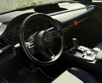 Interieur van Mazda CX-30 te huur in Georgië. Een geweldige auto met 5 zitplaatsen en een Automatisch transmissie.