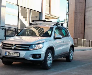 Vooraanzicht van een huurauto Volkswagen Tiguan in Tbilisi, Georgië ✓ Auto #14609. ✓ Transmissie Automatisch TM ✓ 0 beoordelingen.