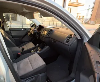 Interieur van Volkswagen Tiguan te huur in Georgië. Een geweldige auto met 5 zitplaatsen en een Automatisch transmissie.