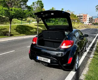 Interieur van Hyundai Veloster te huur in Georgië. Een geweldige auto met 4 zitplaatsen en een Automatisch transmissie.
