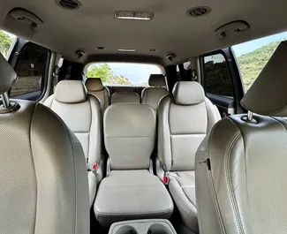 Diesel motor van 2,2L van Kia Carnival 2016 te huur in Tbilisi.