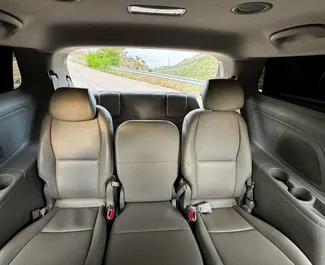 Interieur van Kia Carnival te huur in Georgië. Een geweldige auto met 11 zitplaatsen en een Automatisch transmissie.