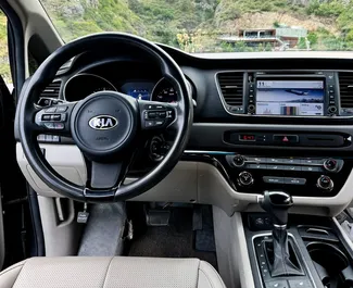 Kia Carnival 2016 beschikbaar voor verhuur in Tbilisi, met een kilometerlimiet van onbeperkt.