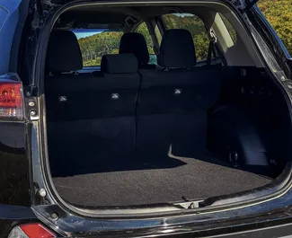 Interieur van Toyota Rav4 te huur in Georgië. Een geweldige auto met 5 zitplaatsen en een Automatisch transmissie.