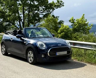 Vooraanzicht van een huurauto Mini Cabrio in Tbilisi, Georgië ✓ Auto #14661. ✓ Transmissie Automatisch TM ✓ 0 beoordelingen.