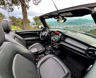 Interieur van Mini Cabrio te huur in Georgië. Een geweldige auto met 4 zitplaatsen en een Automatisch transmissie.