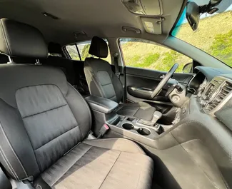 Interieur van Kia Sportage te huur in Georgië. Een geweldige auto met 5 zitplaatsen en een Automatisch transmissie.