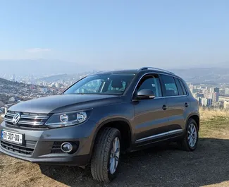 Vooraanzicht van een huurauto Volkswagen Tiguan in Tbilisi, Georgië ✓ Auto #14610. ✓ Transmissie Automatisch TM ✓ 0 beoordelingen.