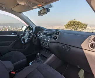 Benzine motor van 2,0L van Volkswagen Tiguan 2013 te huur in Tbilisi.