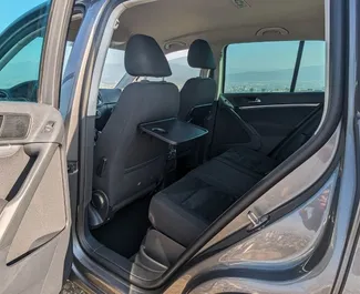 Volkswagen Tiguan 2013 beschikbaar voor verhuur in Tbilisi, met een kilometerlimiet van onbeperkt.
