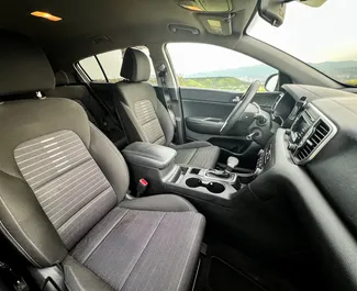 Interieur van Kia Sportage te huur in Georgië. Een geweldige auto met 5 zitplaatsen en een Automatisch transmissie.