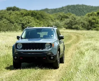 Vooraanzicht van een huurauto Jeep Renegade in Tbilisi, Georgië ✓ Auto #14635. ✓ Transmissie Automatisch TM ✓ 0 beoordelingen.
