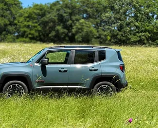 Benzine motor van 2,4L van Jeep Renegade 2018 te huur in Tbilisi.