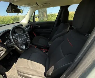 Interieur van Jeep Renegade te huur in Georgië. Een geweldige auto met 5 zitplaatsen en een Automatisch transmissie.