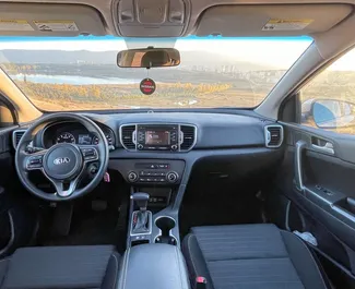 Interieur van Kia Sportage te huur in Georgië. Een geweldige auto met 5 zitplaatsen en een Automatisch transmissie.