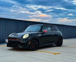 Vooraanzicht van een huurauto Mini John Cooper Works in Tbilisi, Georgië ✓ Auto #14643. ✓ Transmissie Handmatig TM ✓ 0 beoordelingen.