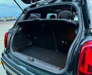 Interieur van Mini John Cooper Works te huur in Georgië. Een geweldige auto met 5 zitplaatsen en een Handmatig transmissie.
