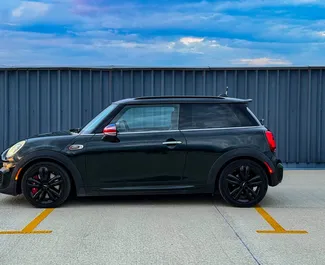 Benzine motor van 2,0L van Mini John Cooper Works 2017 te huur in Tbilisi.