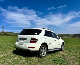 Verhuur Mercedes-Benz ML350. Comfort, Premium, SUV Auto te huur in Georgië ✓ Borg van Zonder Borg ✓ Verzekeringsmogelijkheden TPL, CDW, SCDW, FDW, Passagiers, Diefstal.