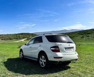 Benzine motor van 3,5L van Mercedes-Benz ML350 2011 te huur in Tbilisi.