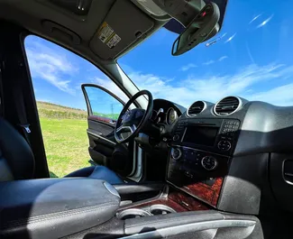 Interieur van Mercedes-Benz ML350 te huur in Georgië. Een geweldige auto met 5 zitplaatsen en een Automatisch transmissie.