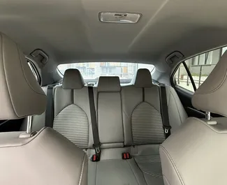 Interieur van Toyota Camry te huur in Georgië. Een geweldige auto met 5 zitplaatsen en een Automatisch transmissie.
