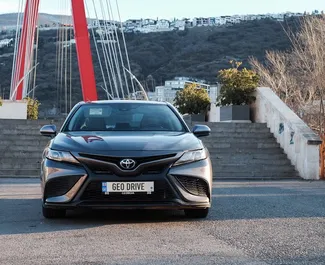 Vooraanzicht van een huurauto Toyota Camry in Tbilisi, Georgië ✓ Auto #14659. ✓ Transmissie Automatisch TM ✓ 0 beoordelingen.