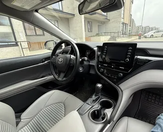 Toyota Camry 2021 beschikbaar voor verhuur in Tbilisi, met een kilometerlimiet van onbeperkt.