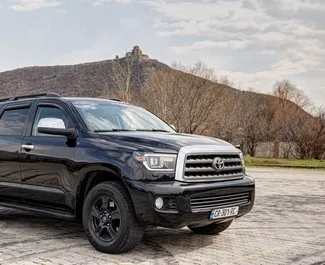 Vooraanzicht van een huurauto Toyota Sequoia I in Tbilisi, Georgië ✓ Auto #14804. ✓ Transmissie Automatisch TM ✓ 0 beoordelingen.