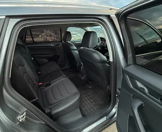 Interieur van Skoda Kodiaq te huur in Georgië. Een geweldige auto met 5 zitplaatsen en een Automatisch transmissie.