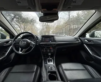 Interieur van Mazda 6 te huur in Georgië. Een geweldige auto met 5 zitplaatsen en een Automatisch transmissie.