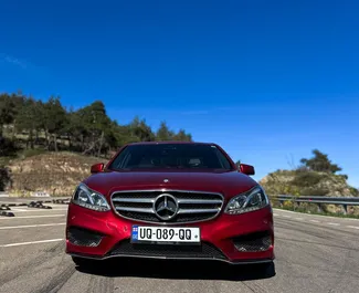 Vooraanzicht van een huurauto Mercedes-Benz E350 in Tbilisi, Georgië ✓ Auto #14662. ✓ Transmissie Automatisch TM ✓ 0 beoordelingen.