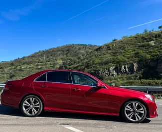 Mercedes-Benz E350 2015 beschikbaar voor verhuur in Tbilisi, met een kilometerlimiet van onbeperkt.