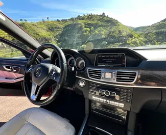 Interieur van Mercedes-Benz E350 te huur in Georgië. Een geweldige auto met 7 zitplaatsen en een Automatisch transmissie.