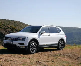 Vooraanzicht van een huurauto Volkswagen Tiguan in Tbilisi, Georgië ✓ Auto #14657. ✓ Transmissie Automatisch TM ✓ 0 beoordelingen.