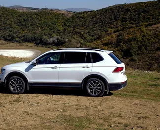 Verhuur Volkswagen Tiguan. Comfort, Crossover Auto te huur in Georgië ✓ Borg van Zonder Borg ✓ Verzekeringsmogelijkheden TPL, CDW, SCDW, FDW, Passagiers, Diefstal.