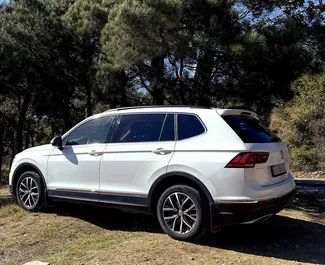Volkswagen Tiguan 2018 beschikbaar voor verhuur in Tbilisi, met een kilometerlimiet van onbeperkt.