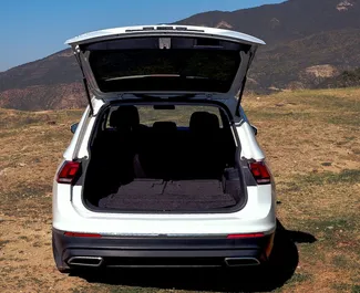 Interieur van Volkswagen Tiguan te huur in Georgië. Een geweldige auto met 7 zitplaatsen en een Automatisch transmissie.